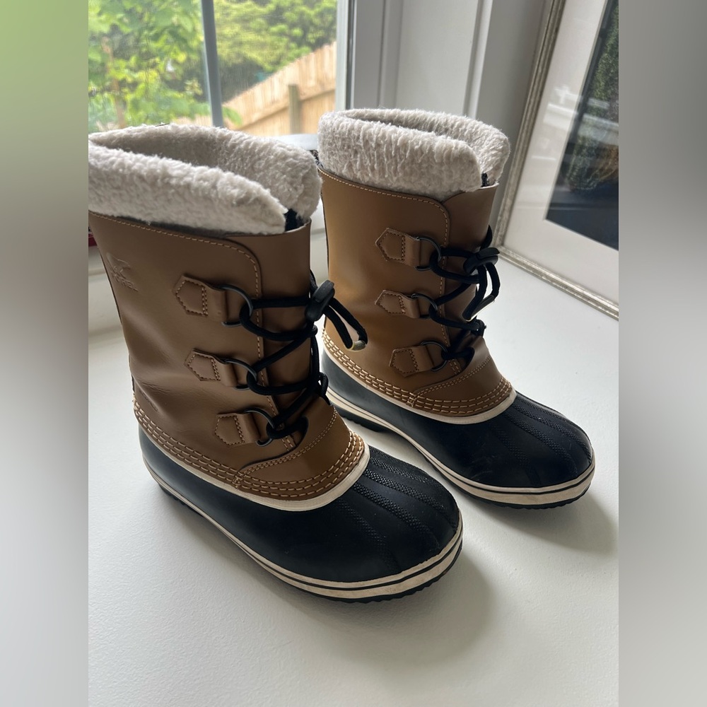 Classic Insulated Winter Boots in Brown and Black